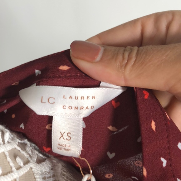 Adorable maroon high low pintuck shirt - Picture 4 of 5